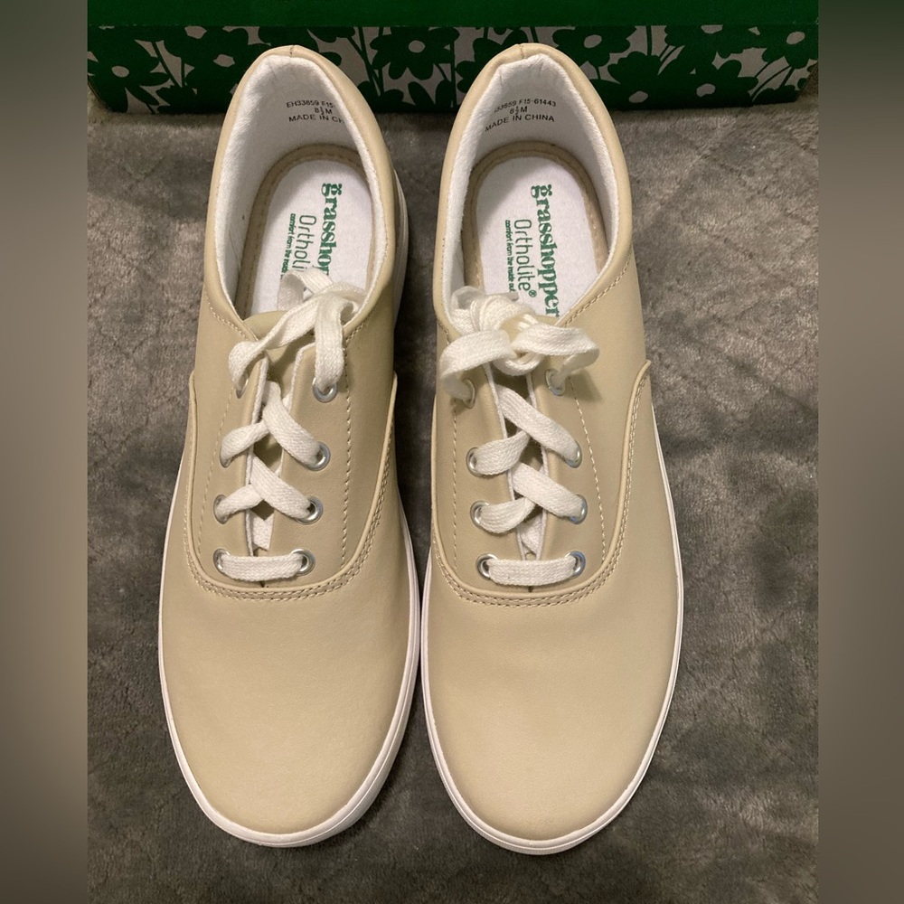 Grasshoppers women’s leather ortholite Janney comfort shoes.  Tan       sz 8 1/2